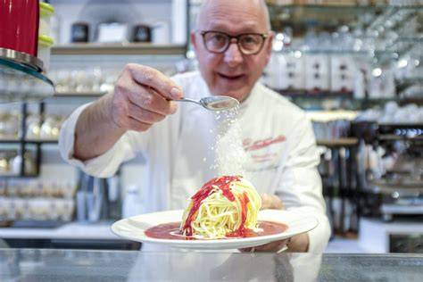 Historisches Foto von Mario Fontanella mit seinem Spaghetti Eis Eisklassiker