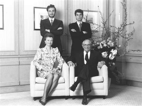 Historisches Foto von Michele Ferrero und Kinder Schokoladenverpackung