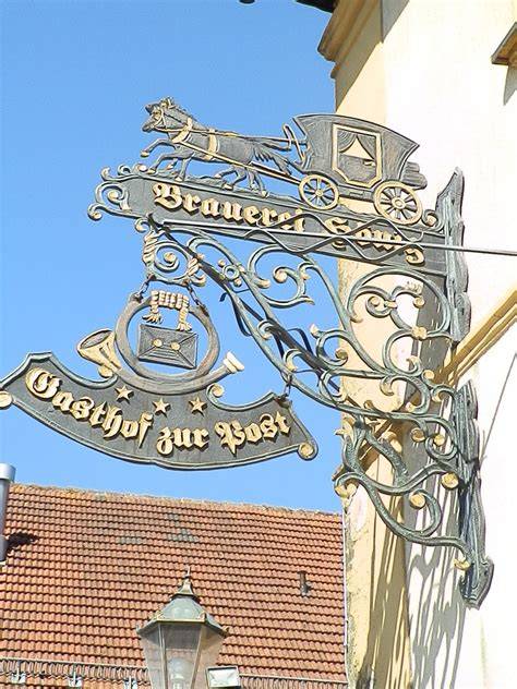 Historisches Gebäude der Brauerei Hönig im Ortskern von Tiefenellern