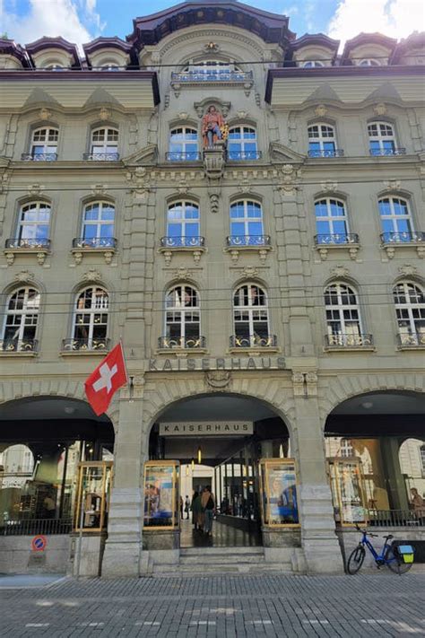 Historisches Handelshaus mit Bienenstöcken und Firmenschild
