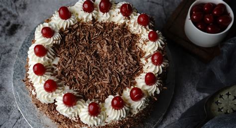Historisches Rezeptbuch mit Schwarzwälder Kirschtortenrezept