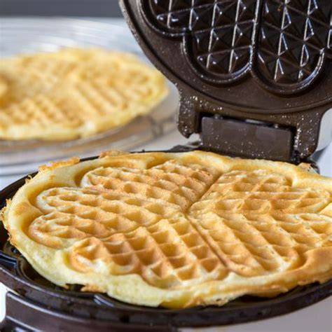 Historisches Waffeleisen und alte Waffeln