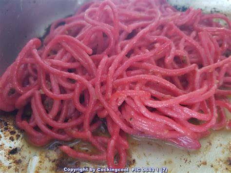 Hobeln von Sommertrüffel über fertige Spaghetti