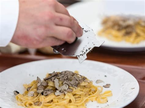 Hobelnde Hände: frischer Trüffel über Pasta
