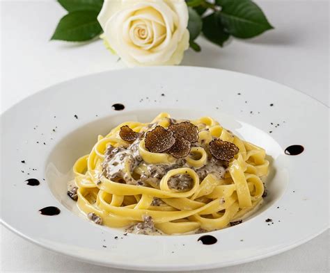 Hobelnde Trüffel über Tagliolini