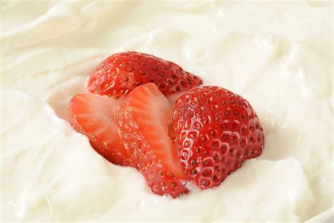 Hochauflösende Nahaufnahme der Sahne-Joghurt-Creme und Erdbeeren