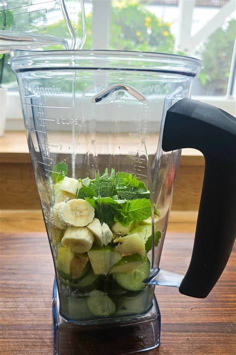 Hochleistungsmixer und Zutaten für grünen Smoothie