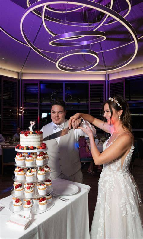 Hochzeitsfotografie: Braut und Bräutigam beim Tortenanschnitt