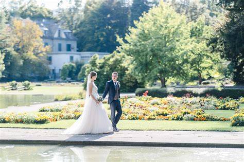 Hochzeitsfotoshooting mit Brautpaar und Familie im Park