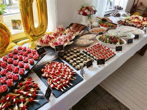 Hochzeitsgesellschaft beim Blechkuchen-Dessert