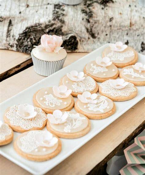Hochzeitskekse mit geprägtem Fondant
