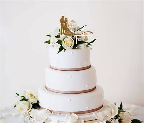 Hochzeitspaar-mit-personalisierter-Torte