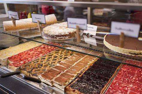 Hochzeitstorte, Feier in der Bäckerei Wagner