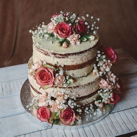 Hochzeitstorte (zweistöckig) mit Blumen- und Schokoladendeko