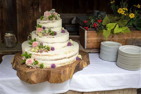 Hochzeitstorte - Streusen präsentiert den Kuchen