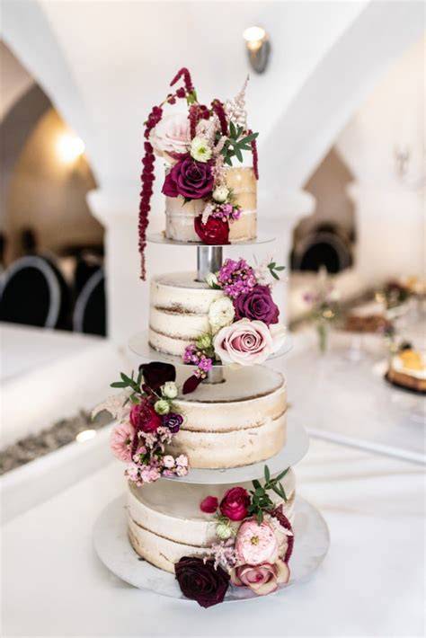 Hochzeitstorte Anschnitt - Brautpaar