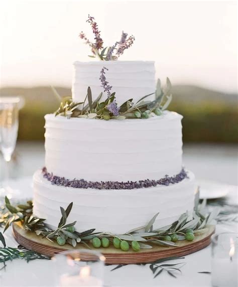 Hochzeitstorte im Boho-Stil mit Lavendel und Eukalyptus