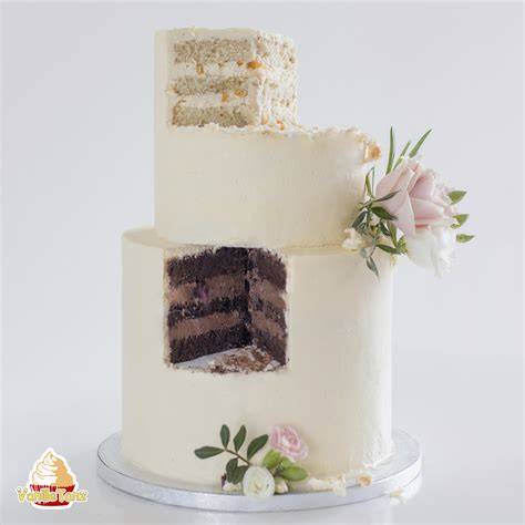 Hochzeitstorte mit Blumen, Biskuit im Anschnitt sichtbar