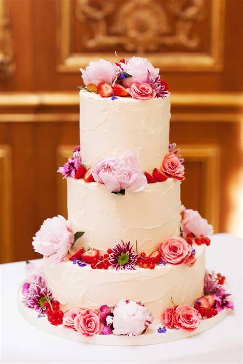 Hochzeitstorte mit Blumen und Früchten
