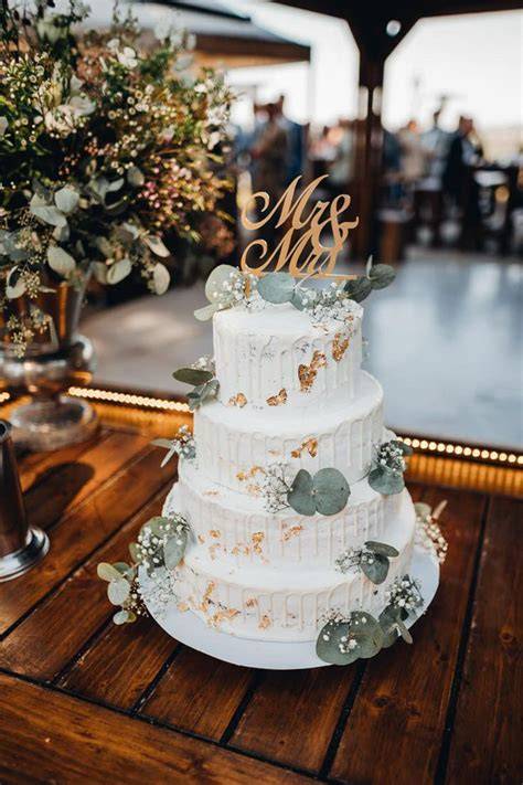 Hochzeitstorte mit Dekoration und Gästen