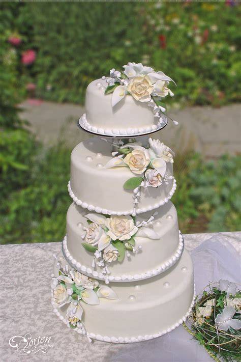 Hochzeitstorte mit Etagen und Dekoration