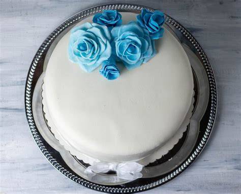 Hochzeitstorte mit Fondantrosen in verschiedenen Größen und Farben