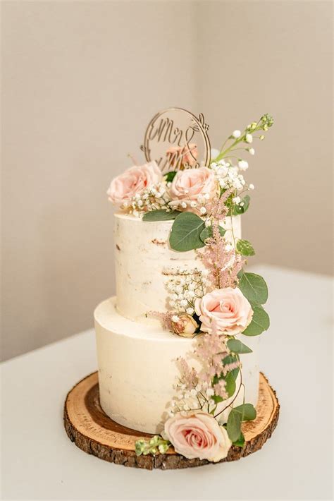 Hochzeitstorte mit Kinder Bueno und Blumen elegant dekoriert