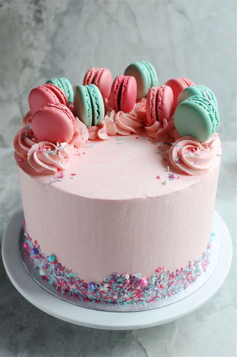 Hochzeitstorte mit Macarons und buntem Frosting
