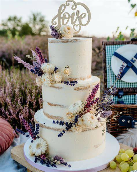 Hochzeitstorte mit Trockenblumen und Sukkulenten