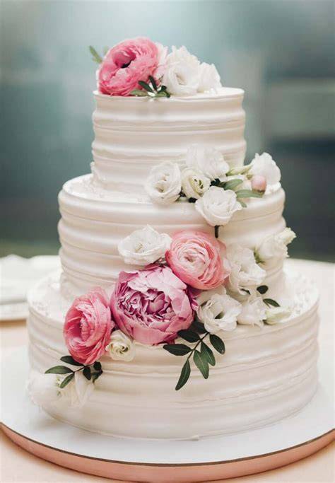 Hochzeitstorte mit frischen Blüten und Marzipanrosen