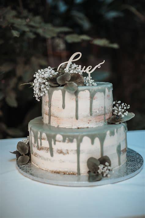 Hochzeitstorte mit klassischem Brautpaar-Tortenaufsatz