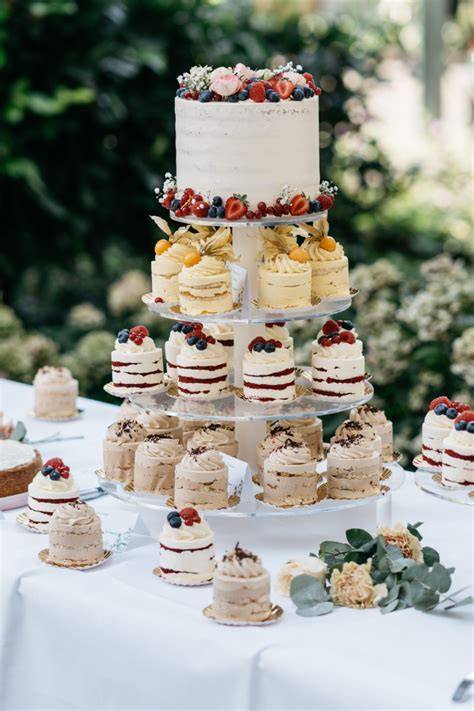 Hochzeitstorte-mit-Früchten-Blumen-und-Zuckerüberzug