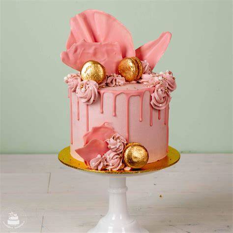 Hohe gestapelte Torte mit Buttercreme außen