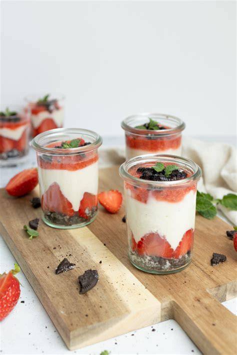 Hohes Dessertglas: Schichten aus Vanillepudding, Joghurt und Erdbeeren