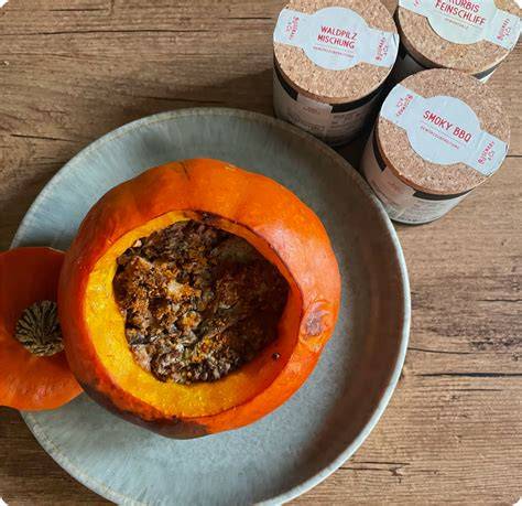 Hokkaido Kürbis und Gewürze auf Holztisch