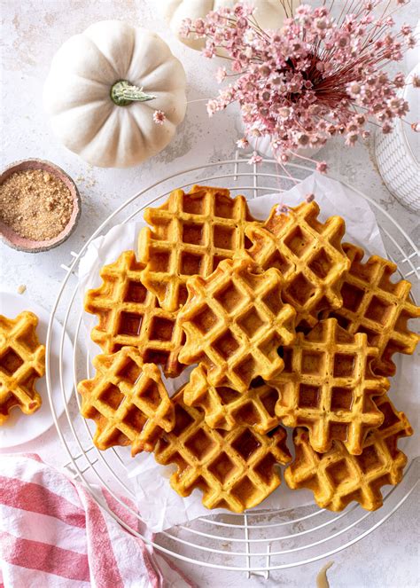 Hokkaido Kürbis und Waffeln auf Holztisch