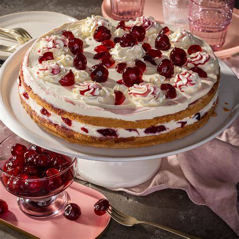 Holländer-Kirsch-Torte mit Amarena-Kirschen garniert