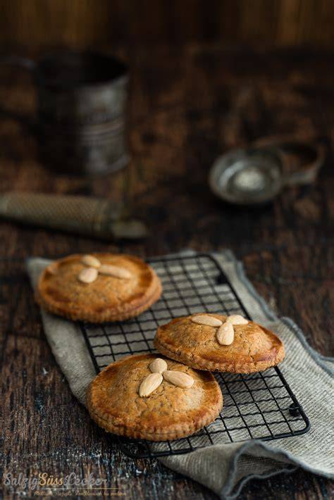 Holländische Kuchentheke mit Gevulde Koeken und Poffertjes