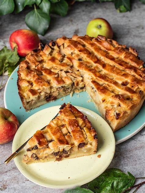 Holländischer Apfelkuchen mit Gitterstreifen und Rosinen