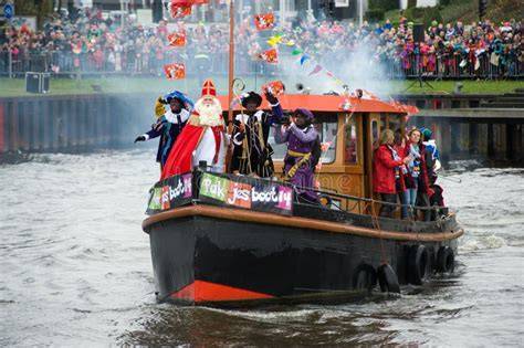 Holländischer Nikolaus Sinterklaas und seine Zwarte Pieten auf dem Dampfschiff