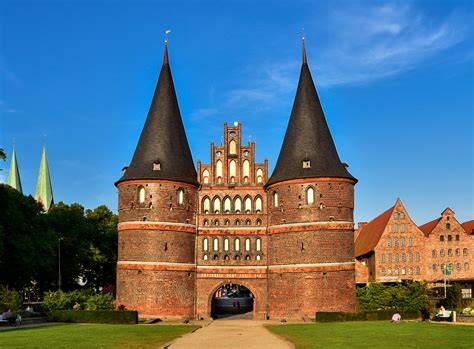 Holstentor Lübeck gebaut aus Marzipan-Kunstwerken