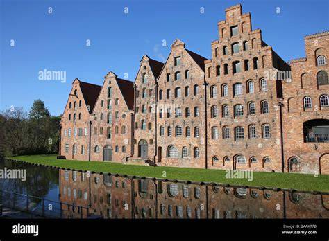 Holstentor und Salzspeicher an der Trave als Markensymbol
