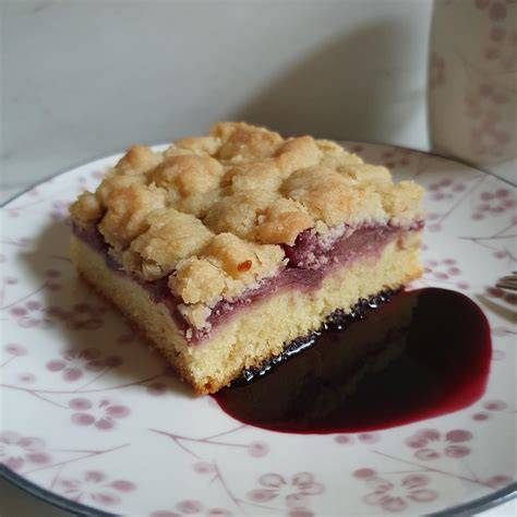 Holunder Blechkuchen serviert mit Sahne