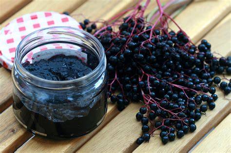 Holunderbeeren und Äpfel als regionale Zutaten