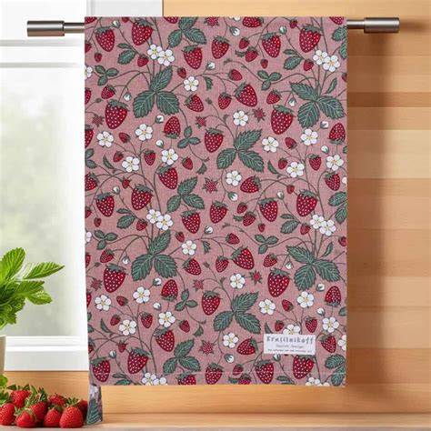 Holunderblüte und Erdbeeren auf einem Geschirrtuch