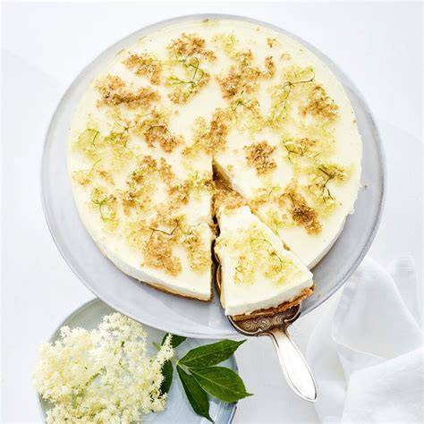 Holunderblüten und Torte auf Servierplatte