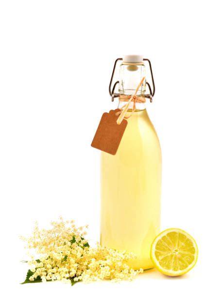 Holunderblütensirup in einer Flasche