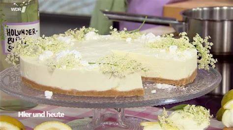 Holunderblütentorte mit Joghurtcreme und Holunderguss, angerichtet auf Tortenplatte