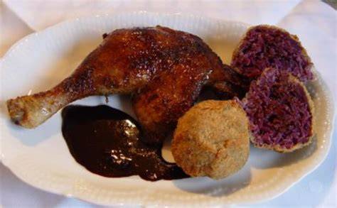 Holundersauce und Blaubeer-Garnitur