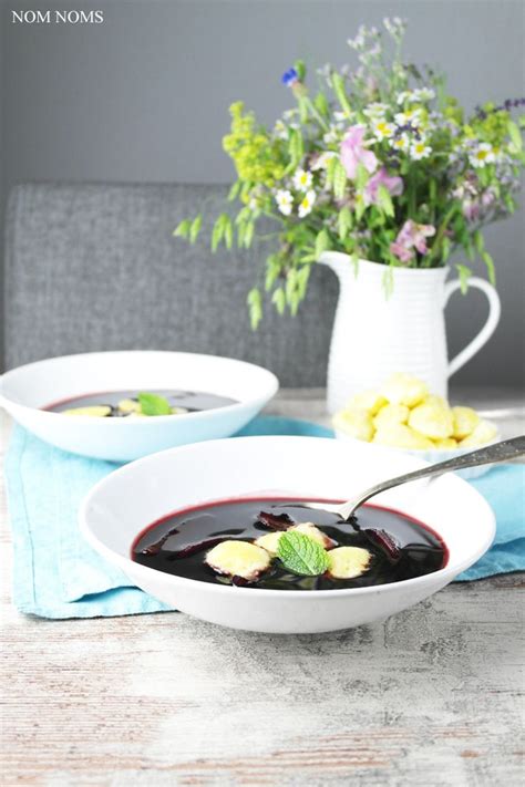 Holundersuppe mit Grießklößchen und Brotwürfeln